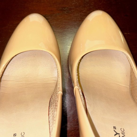 PICCADILLY MEDIUM HEEL PATENT BEIGE - Size 6 US (37 EUR) - Picture 3 of 6